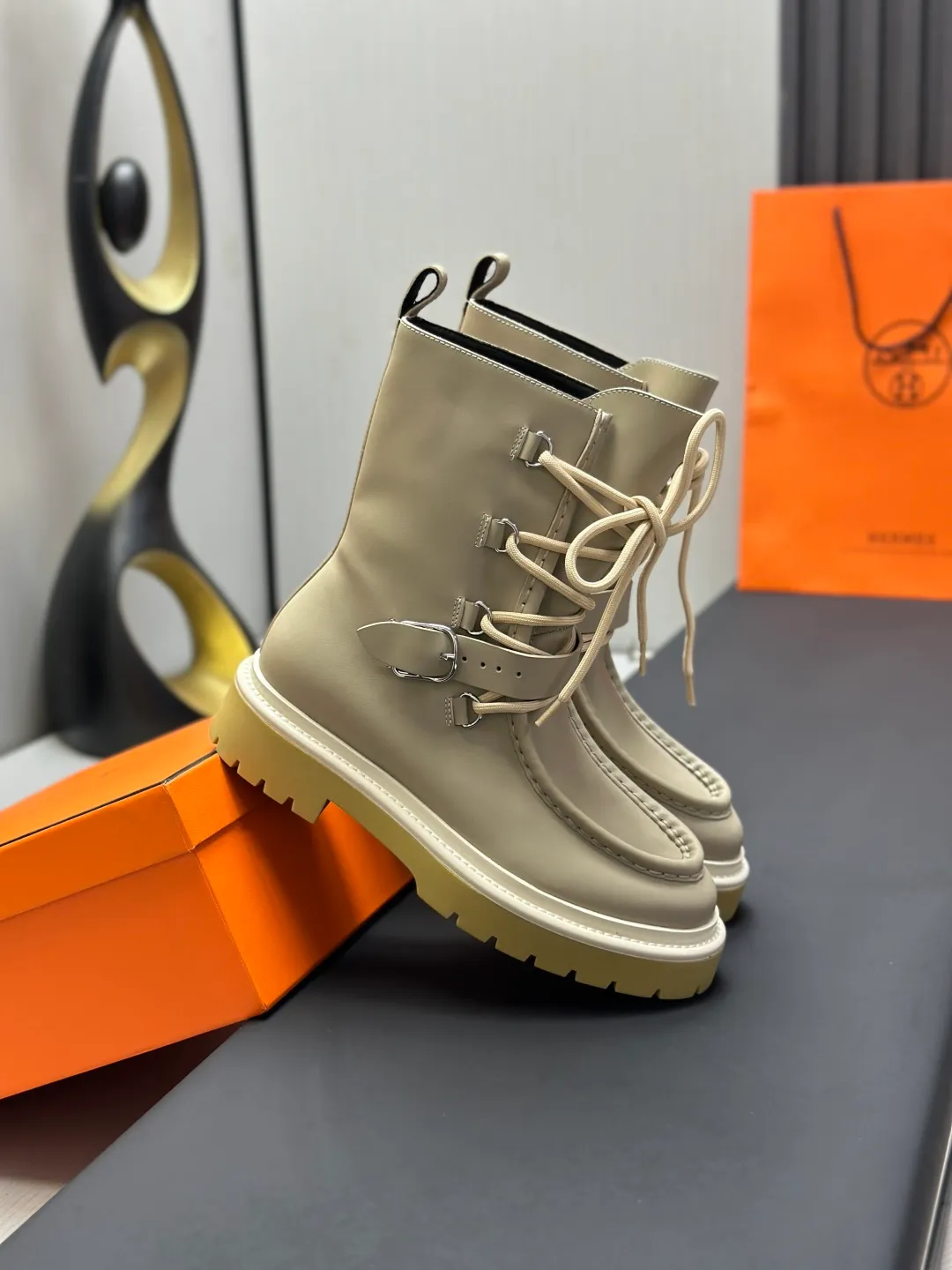👟👟Ex-factory price 820👟👟 Hermes Martin boots fe new arrival~ Autumn and winter new Bouncing Martin boots casual shoes, the most comfortable shoes from Hermès, no one else⃣️, very light on the feet and good-looking, you will not feel tired when you go shopping and running around👍 The cowhide stitching feels good, very beautiful and versatile, very light and comfortable Hermès GD9321 is perfect for both sports and leisure. It feels great when you step on it! ✔️Fabric: Imported cowhide ✔️Inner lining: Imported silk sheepskin for lining insoles ✔️Outsole: Seamless combination of IP+TPU (multi-color letters) German technology irradiation machine ✔️Size: #35-40 code 🎁Top quality, simultaneous full set of packaging